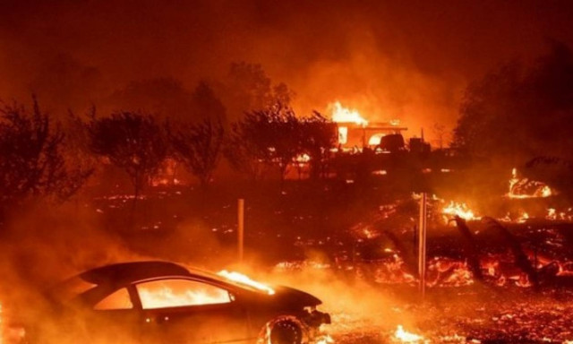 Βίντεο που ραγίζει καρδιές: Πατέρας τραγουδά στην κόρη του μέσα στην πύρινη κόλαση της Καλιφόρνια