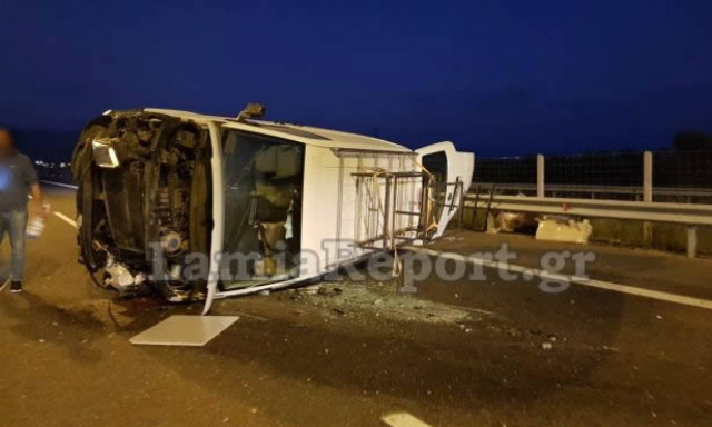 Σοβαρό τροχαίο στη Ε.Ο. Λαμίας - Θεσσαλονίκης: Τούμπαρε βανάκι - Είχε άγιο ο οδηγός (pics)