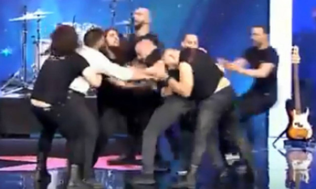 Άγριο ξύλο στο «Ελλάδα Έχεις Ταλέντο» - Πιάστηκαν στα χέρια πάνω στη σκηνή (vid)
