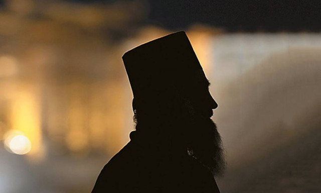 Απίστευτο: Παπάς χαστούκισε και δάγκωσε αστυνομικούς (vid)