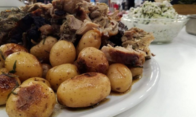 Η συνταγή της ημέρας: Χοιρινό μπούτι με πατάτες baby