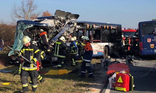 Σύγκρουση σχολικών λεωφορείων στη Γερμανία: Τουλάχιστον 40 τραυματίες (vid)
