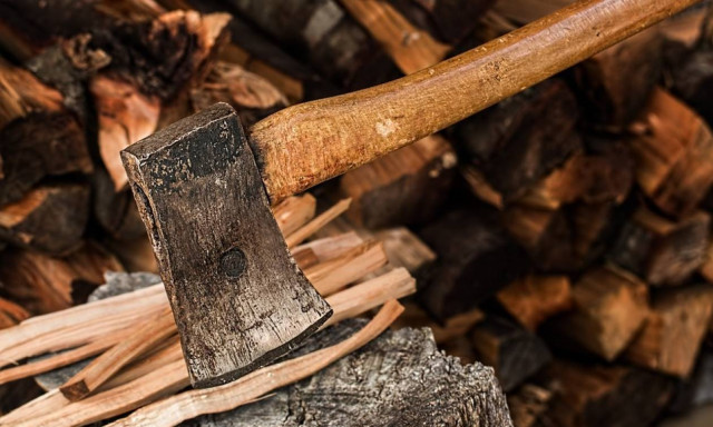 ΣΟΚ: Έκοψε τα χέρια της γυναίκας του με τσεκούρι γιατί νόμιζε ότι τον απατούσε