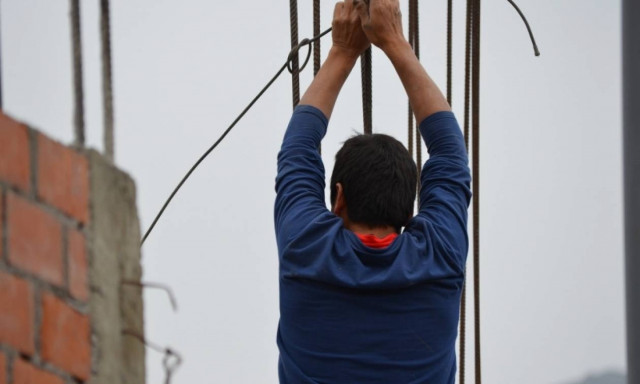 Δωρόσημο Χριστουγέννων 2018: Διευκρινίσεις για την καταβολή του σε εργατοτεχνίτες οικοδόμους