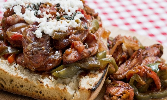 Η συνταγή της ημέρας: Σπετσοφάι με χωριάτικο λουκάνικο