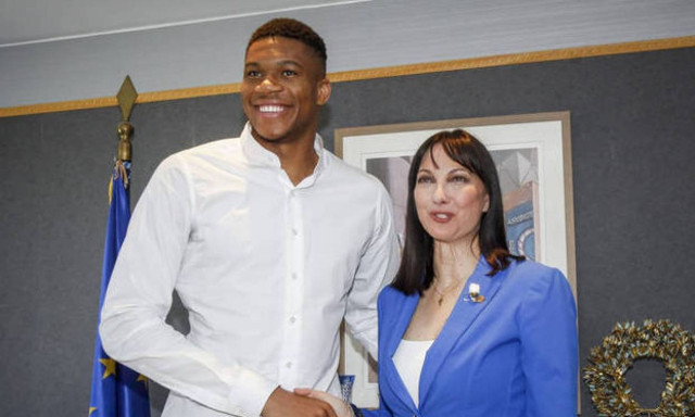 Tourism Minister Kountoura expresses support to Antetokounmpo brothers