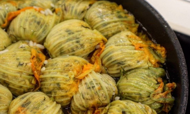 Πεντανόστιμη συνταγή: Κολοκυθοανθοί γεμιστοί