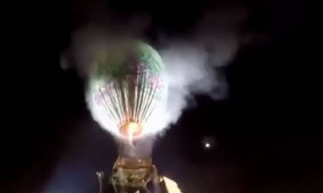 Απίστευτες εικόνες: Αερόστατο τινάζεται στον αέρα και πέφτει πάνω στο πλήθος (vids)