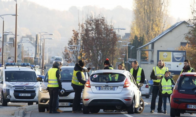 Γαλλία: Νεκρή διαδηλώτρια σε συγκέντρωση των «κίτρινων γιλέκων» - 124.000 στους δρόμους (pics+vid)