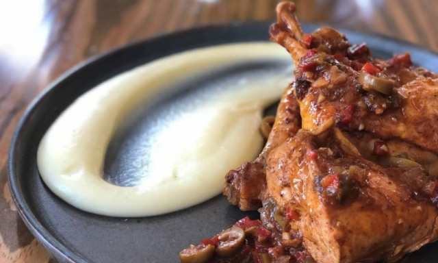 Υπέροχο κοτόπουλο κοκκινιστό με ελιές