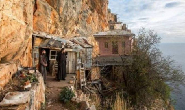 Αγιο Όρος: Οι μοναχοί που ζουν στην άκρη του γκρεμού