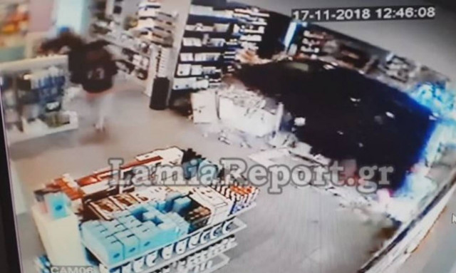 Λαμία - Σοκαριστικό βίντεο: Καρέ – καρέ η στιγμή που φορτηγάκι παρασύρει γυναίκα σε φαρμακείο