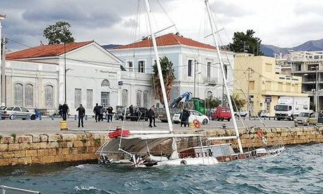 Απίστευτες εικόνες: Σκάφος βυθίζεται στο λιμάνι της Καλαμάτας (pics)