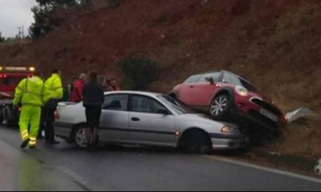 Απίστευτο τροχαίο στη Θεσσαλονίκη: Το ένα αυτοκίνητο καβάλησε το άλλο