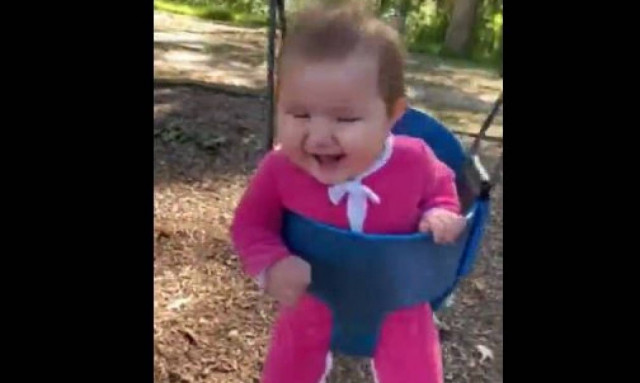 Μωρό κάνει πρώτη φορά κούνια και το απολαμβάνει λίγο… παραπάνω (vid)