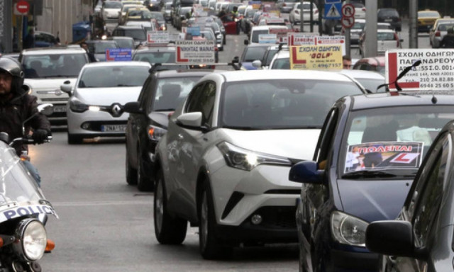 Συγκέντρωση διαμαρτυρίας των εκπαιδευτών οδήγησης με πορεία προς τη Βουλή (pics+vid)