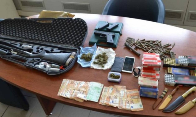 Κρήτη: Χειροπέδες σε πατέρα και γιο για όπλα και ναρκωτικά