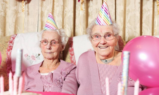 Βρετανία: Δίδυμες «έσβησαν» 102 κεράκια και το γιορτάζουν (vid)