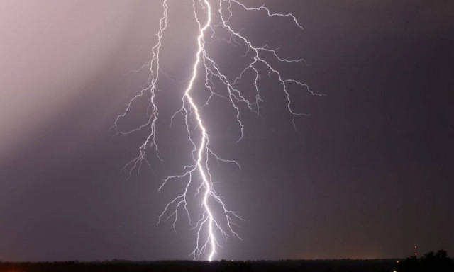 Κεραυνός στα Τρίκαλα έκαψε 60 ζώα σε κτηνοτροφική μονάδα (vid)