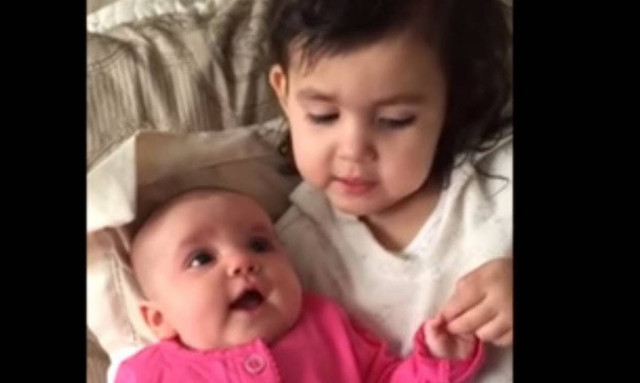 Κοριτσάκι τραγουδάει στο αδελφάκι του για να σταματήσει το κλάμα... Και τα καταφέρνει (vid)