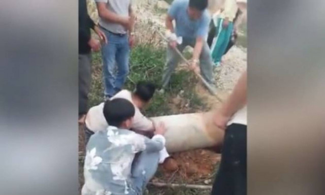 Απίστευτη διάσωση παιδιού που παγιδεύτηκε σε σωλήνα (vid)