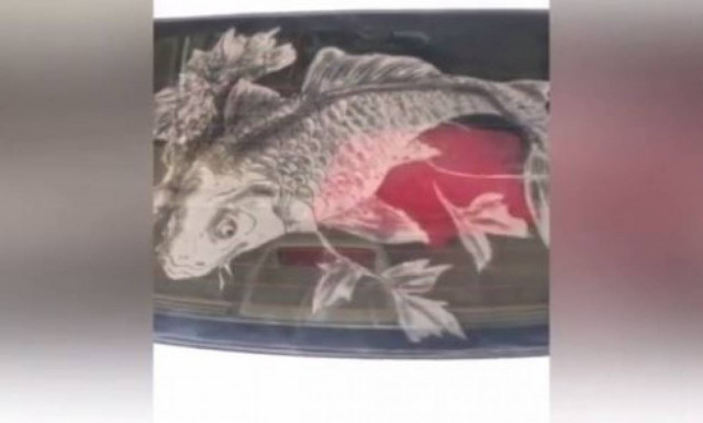 Έργα τέχνης σε σκονισμένα… τζάμια αυτοκινήτων (vid)