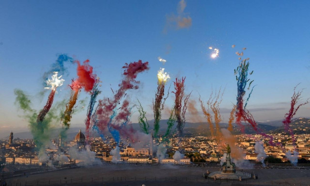 Φλωρεντία: Η εντυπωσιακή γιορτή που στολίζει τον ουρανό ολόκληρης της πόλης με... λουλούδια! (pics)