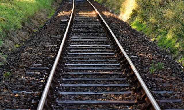 Σοκ στην Ινδία: Τρένο περνά πάνω από μωρό – Σώθηκε το κοριτσάκι (video)