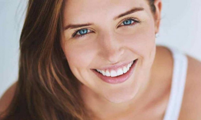 Ολόλευκα δόντια μέχρι τα Χριστούγεννα: Το DIY που έχει γίνει viral