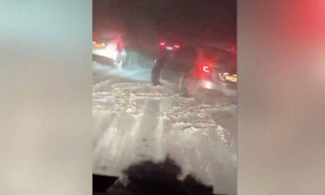 Συγκινητική διάσωση εγκλωβισμένου οδηγού από ηλικιωμένο ζευγάρι (vid)