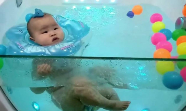 Το μωρό που χαλαρώνει σε… σπα (vid)