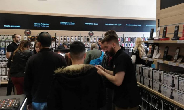 Χαμός στα Public ανήμερα της «Black Friday»: Ουρές και προσφορές! (pics&vid)