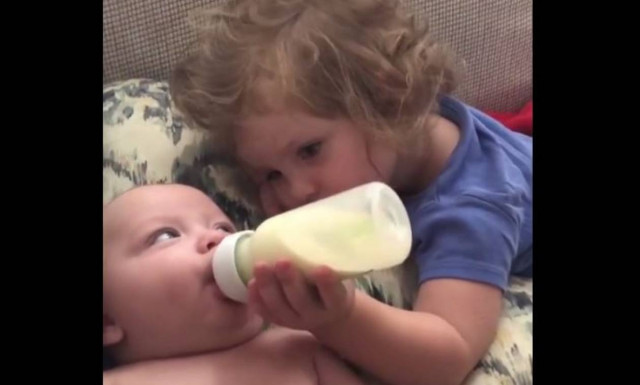 Μικρό κορίτσι ταΐζει τον ακόμη μικρότερο αδερφό της (vid)