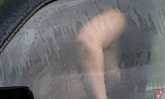 Κακός χαμός στο Μεσολόγγι: Ο γυμνός ιερέας με τις παντρεμένες στο αμάξι, η ληστεία και τα sex toys!