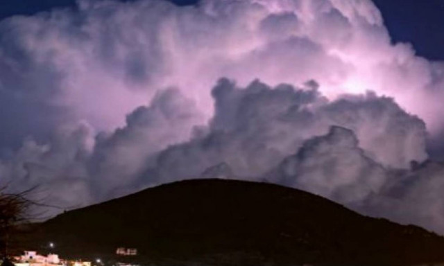 Σάμος: Το απίστευτο φαινόμενο που έκανε μωβ τον ουρανό στη μέση της νύχτας! (vid)