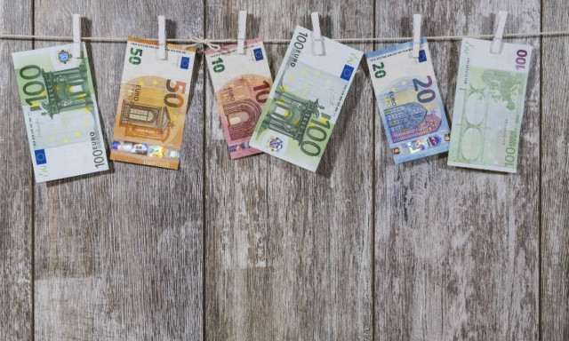 Δώρα στο Δημόσιο: Επιστρέφονται 13ος και 14ος μισθός – Πώς θα πάρετε τα αναδρομικά