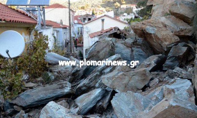 Πλωμάρι: Εκκενώνεται τμήμα του οικισμού – Φόβοι για νέες κατολισθήσεις (vid)