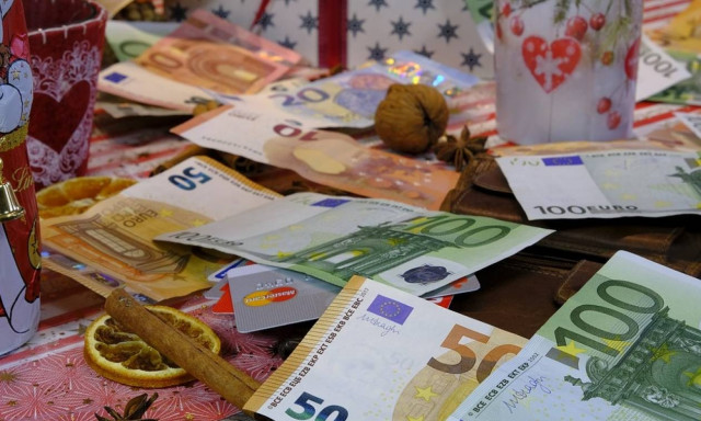 Δώρο Χριστουγέννων - Ανατροπή: Ποιοι θα πάρουν 13η σύνταξη και 13ο μισθό