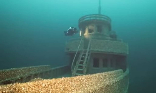 «Καταραμένο» πλοίο βρέθηκε 90 χρόνια μετά στο βυθό λίμνης στον Καναδά! (vid)