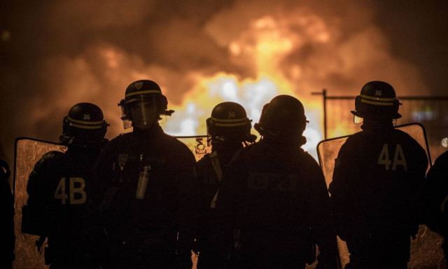 «Έξαλλος» ο Μακρόν με τα «κίτρινα γιλέκα»: «Αυτό δεν ήταν διαδήλωση, ήταν πόλεμος» (Pics+Vids)