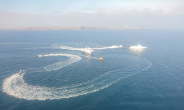 Τύμπανα πολέμου: Δείτε καρέ - καρέ τη στιγμή που το ρωσικό πολεμικό πλοίο εμβολίζει το ουκρανικό