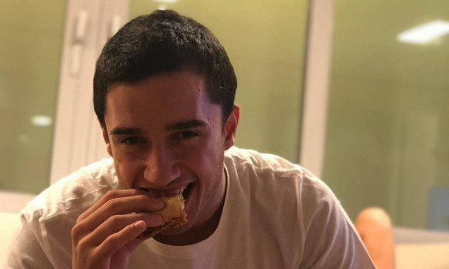 Αυτός ο κούκλος είναι 16 ετών και γιος γνωστής παρουσιάστριας