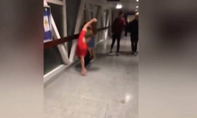 Απίστευτο τάκλιν σε… ζευγάρι (vid)