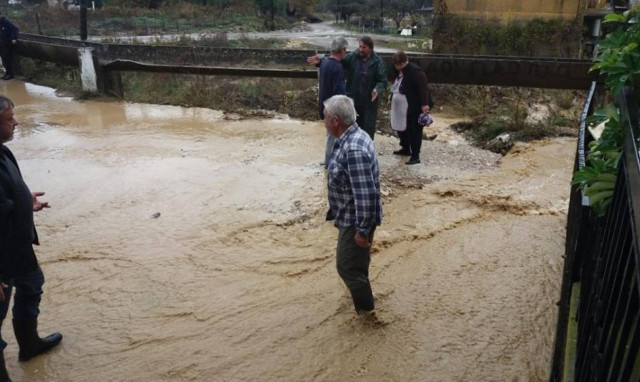 Κακοκαιρία: Αποκομμένα χωριά λόγω της Πηνελόπης στα Άγραφα - Προβλήματα και στο Αγρίνιο (pics&vids)