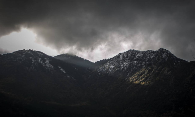 Καιρός: Με θυελλώδεις νοτιάδες και καταιγίδες η Τρίτη - Πότε θα κάνει «βουτιά» η θερμοκρασία (pics)