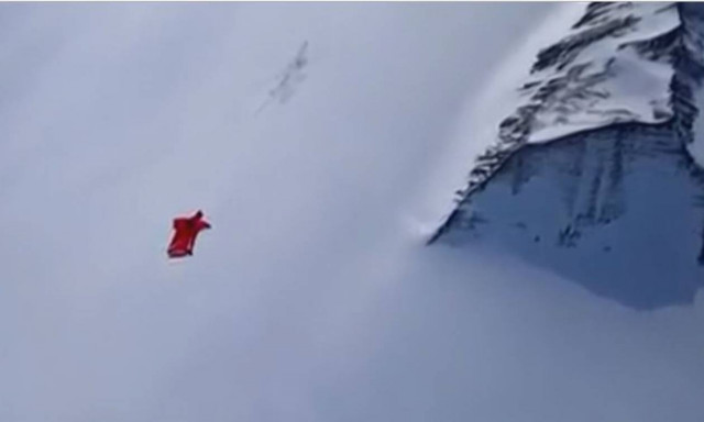 Συγκλονιστικές εικόνες: Αυτή είναι η πρώτη γυναίκα που πετά πάνω από την Ανταρκτική (vid)