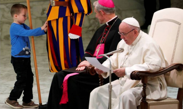 Κωφάλαλο αγοράκι σαμποτάρισε την ομιλία του Πάπα και η συγκινητική αντίδραση του Ποντίφικα ήταν αυτή