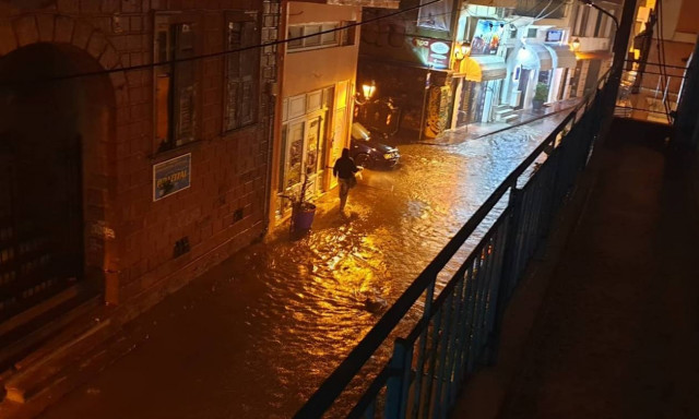 Καιρός: «Έβρεξε» προβλήματα στη Μυτιλήνη - Υπερχείλισε ποταμός (vids)