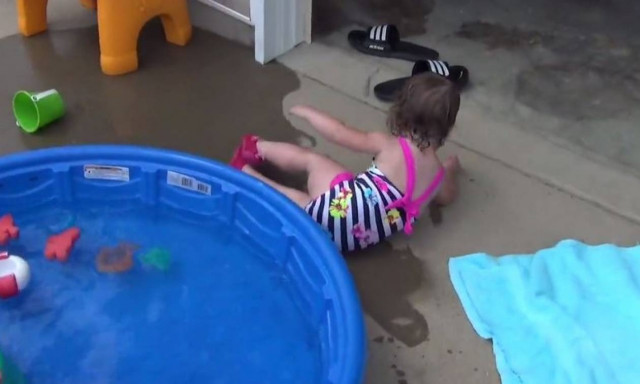 Απίστευτες στιγμές μικρών… κολυμβητών (vid)