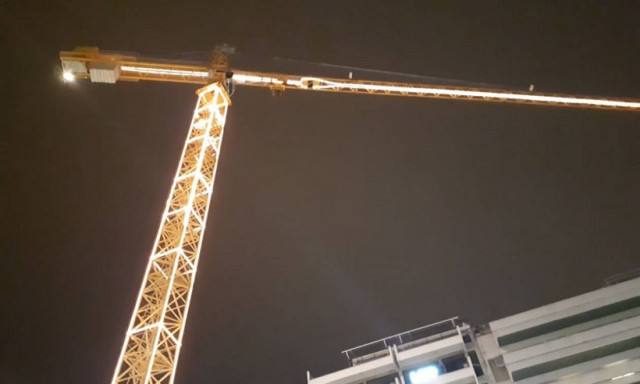 Θεσσαλονίκη: Φωταγωγήθηκαν ενόψει Χριστουγέννων οι γερανοί στα εργοτάξια του Μετρό